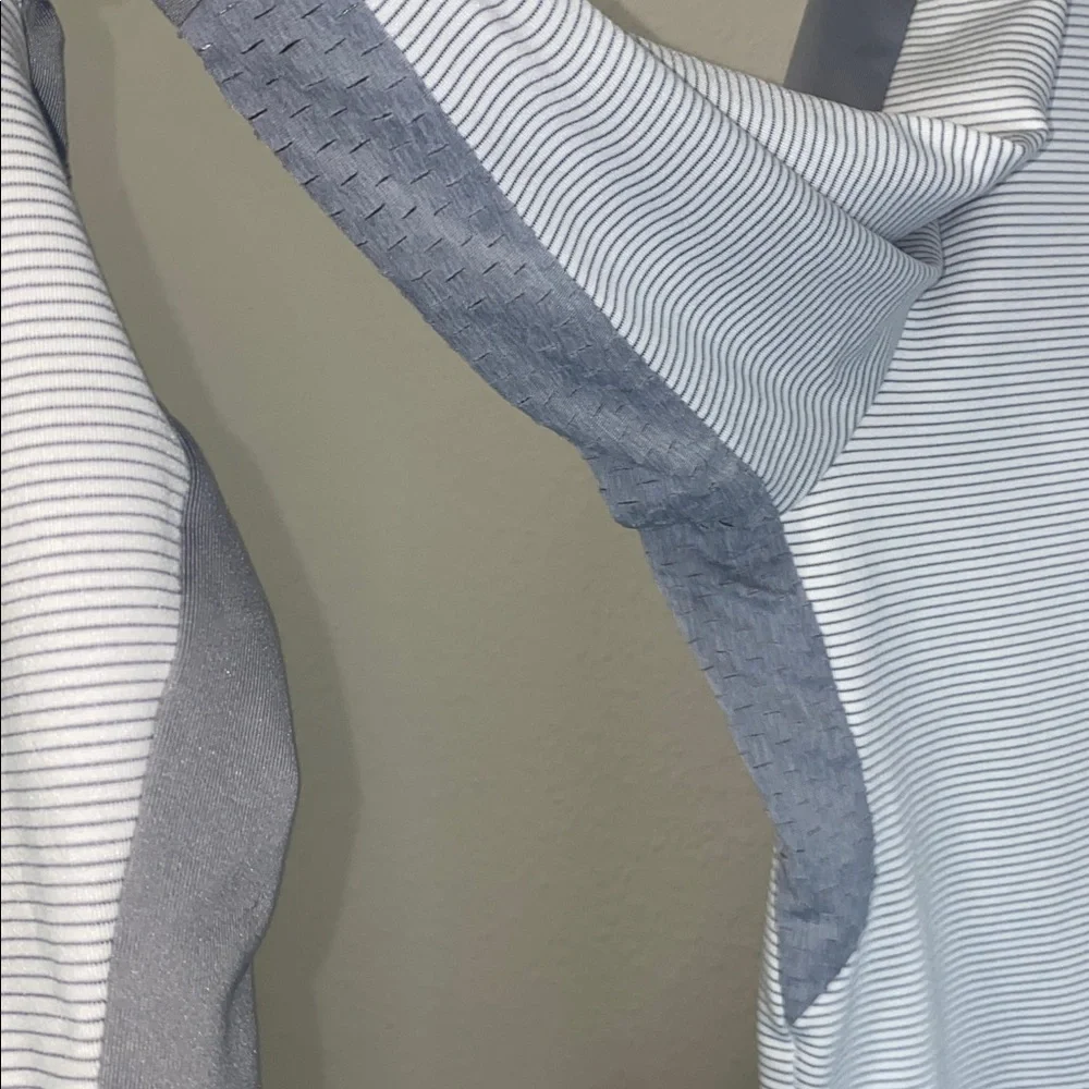 🪿Callaway Men's 1/4 Zip golf pullover in a light grey and white striped pattern! - Picture 8 of 9
